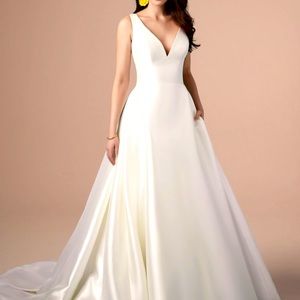 NEW NEVER ALTERED wedding dress